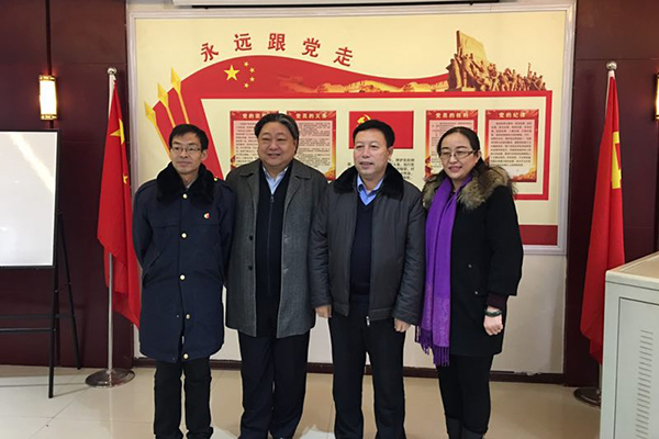 董事長(zhǎng)吳晉龍、集團(tuán)黨組副書記王麗萍與參加此次黨建活動(dòng)的領(lǐng)導(dǎo)合影