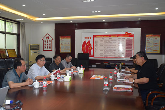 臨汾市市場(chǎng)監(jiān)督管理局局長(zhǎng)、非公企業(yè)黨委書記張東紅<br>在科海集團(tuán)調(diào)研非公黨建工作
