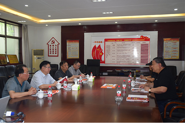 臨汾市市場(chǎng)監(jiān)督管理局局長(zhǎng)、非公企業(yè)黨委書記張東紅<br>在科海集團(tuán)調(diào)研非公黨建工作